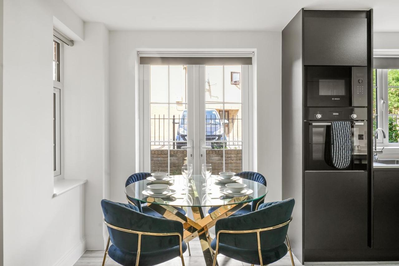 Drake House Apt 3 In Staines - Free Parking - Heathrow - Thorpe Park Exterior foto